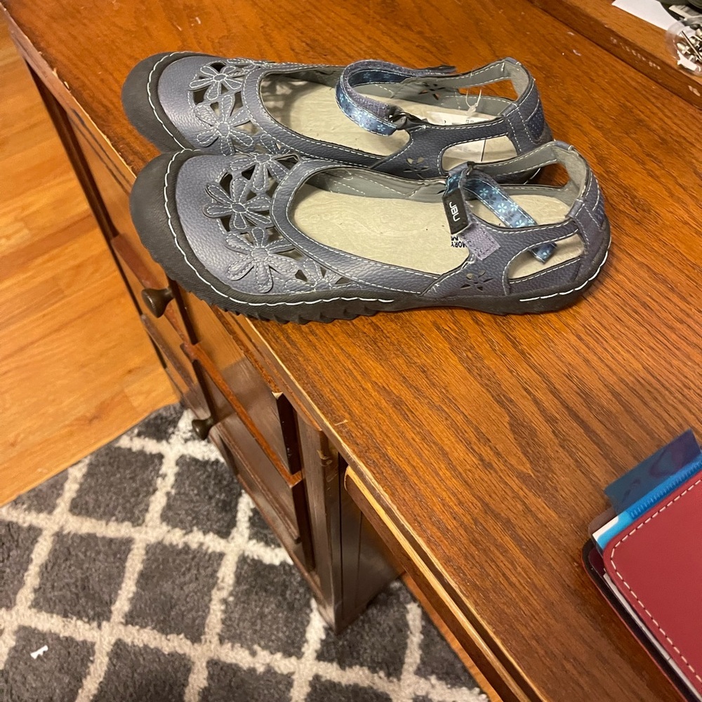 Womens sz 9 JBU shoes